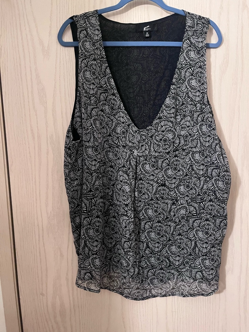 GNW Floral V-Neck Sleeveless Top - Black & White